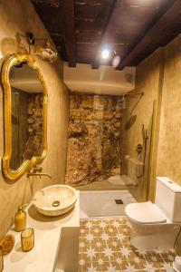 un bagno con lavandino, WC e specchio di Alfonso VIII 20 a Cuenca Altre 33 foto
