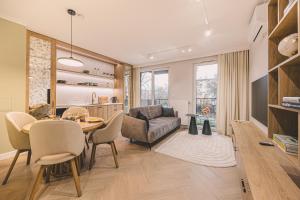 ein Wohnzimmer mit Tisch und Couch in der Unterkunft 2HomeRent Apartamenty Garbary 5 in Bydgoszcz