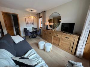 Μια τηλεόραση ή/και κέντρο ψυχαγωγίας στο T2 design et cosy à La Clusaz avec terrasse sud et garage privé - FR-1-459-235