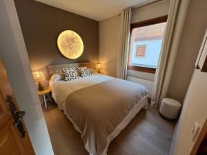 Ένα ή περισσότερα κρεβάτια σε δωμάτιο στο T2 design et cosy à La Clusaz avec terrasse sud et garage privé - FR-1-459-235