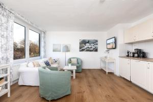 ein Wohnzimmer mit Sofa und Tisch in der Unterkunft Dorfring 36 Albatros in Stein