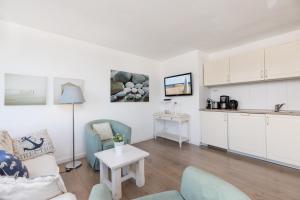 ein Wohnzimmer mit Sofa und Tisch in der Unterkunft Dorfring 36 Albatros in Stein + 21 Fotos