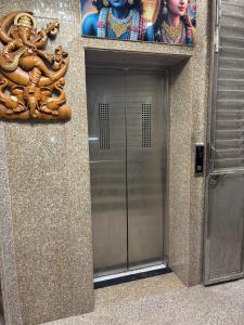 una puerta de entrada a un ascensor en un edificio en Hotel Shivaay, en Jodhpur