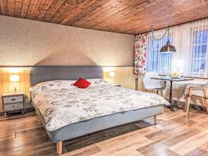 een slaapkamer met een bed met een rood kussen erop bij Apartment Chalet Auf dem Vogelstein-1 by Interhome in Grindelwald