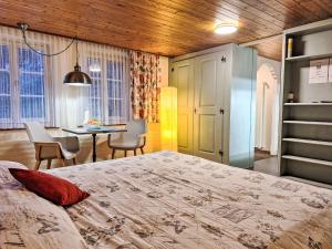 een slaapkamer met een bed en een tafel met stoelen bij Apartment Chalet Auf dem Vogelstein-1 by Interhome in Grindelwald +28 foto's