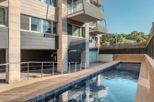 une piscine devant un bâtiment dans l'établissement Beachside apartment, à Sant Adrià de Besòs