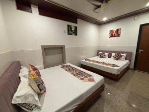 una habitación con dos camas en una habitación en Hotel Shivaay, en Jodhpur 10 fotos más