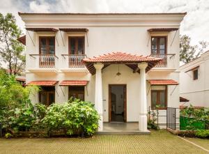 ein weißes Haus mit einem roten Dach in der Unterkunft La Selva - 4BHK Luxury Villa in Assagao with Private Pool near Cafés & Soro Pub in Assagao + 104 Fotos
