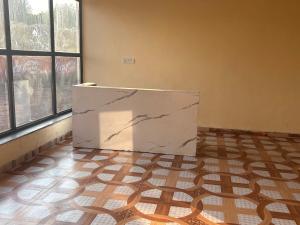 une pièce vide avec un comptoir en marbre devant les fenêtres dans l'établissement Hotel O Royal Stay, à Bilāspur