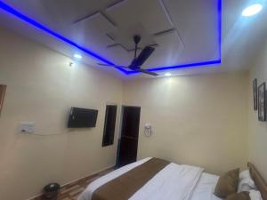 une chambre avec un plafond avec une lumière bleue dans l'établissement Hotel O Royal Stay, à Bilāspur