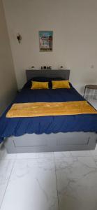 - un lit avec une couette bleue dans l'établissement Studio Cosy entièrement rénové - Centre Historique, à Rochefort