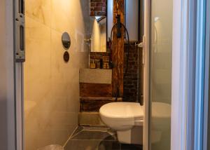 Koupelna v ubytování The Cozy Main Square Rooftop + 24 fotografií