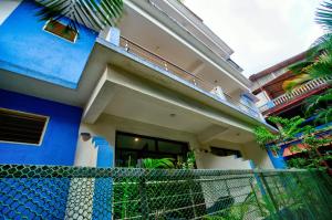 Casa azul y blanca con balcón en Hotel Sky Blue Baga Goa, en Baga