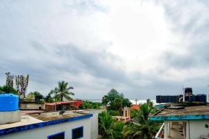 una vista desde la azotea de un edificio en Hotel Sky Blue Baga Goa, en Baga