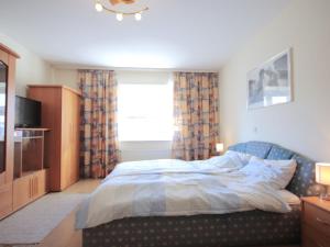 a bedroom with a bed and a window at Holiday Home Friedl by Interhome in Ritzing