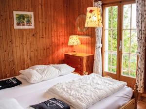 Ένα ή περισσότερα κρεβάτια σε δωμάτιο στο Chalet Chalet Les 3 Marmottes by Interhome