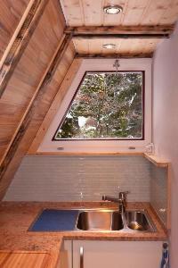 eine Küche mit Spüle und Fenster in der Unterkunft Ferienhaus für 4 Personen ca 54 m in Neuhausen, Schwaben Schwaben Baden-Württemberg in Neuhausen