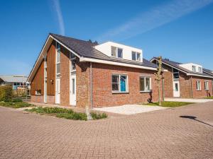 ein Backsteinhaus auf einer Backsteinstraße in der Unterkunft Holiday Home Busch en Dam by Interhome in Uitgeest