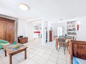 eine Küche und ein Wohnzimmer mit Tisch und Stühlen in der Unterkunft Holiday Home La Cadièrienne by Interhome in La Cadière-dʼAzur