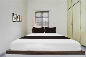 Ένα ή περισσότερα κρεβάτια σε δωμάτιο στο Hotel O Adithya Inn +12 φωτογραφίες