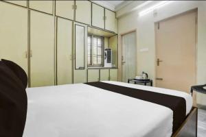 Ένα ή περισσότερα κρεβάτια σε δωμάτιο στο Hotel O Adithya Inn