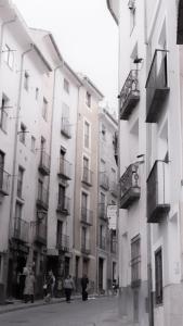 un gruppo di persone che si trovano di fronte agli edifici di Alfonso VIII 20 a Cuenca