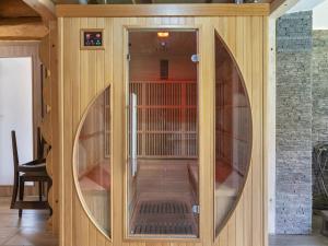 Benešov nad ČernouChalet Srub Kuří by Interhome的房间里有一个木制围栏，里面养着一只狗。