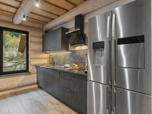 Benešov nad ČernouChalet Srub Kuří by Interhome的配有大型不锈钢冰箱的厨房