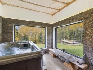 Benešov nad ČernouChalet Srub Kuří by Interhome的设有一个大浴缸的大窗户