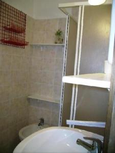 ein kleines Badezimmer mit Waschbecken und Toilette in der Unterkunft Ferienwohnung für 5 Personen ca 50 m in Miasino, Piemont Ortasee in Miasino + 12 Fotos