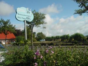 un cartello in mezzo a un parco con fiori di Silbermöwe a Fehmarn Altre 22 foto