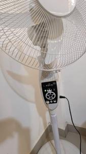 Una lámpara con un ventilador unido a una mesa. en MB Suite Cogefar, en Douala