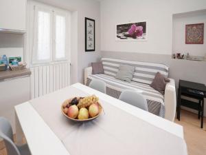un salon avec une table avec un bol de fruits dessus dans l'établissement Apartment Grigio by Interhome, à Germignaga
