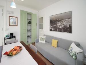 un salon avec un canapé et une table dans l'établissement Apartment Tiffany by Interhome, à Germignaga