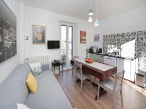 une cuisine et un salon avec une table et un canapé dans l'établissement Apartment Tiffany by Interhome, à Germignaga