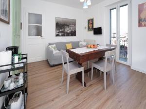 une cuisine et une salle à manger avec une table et des chaises dans l'établissement Apartment Tiffany by Interhome, à Germignaga