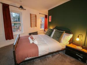 een slaapkamer met een bed met een teddybeer erop bij 1 Nottingham Road in Southwell