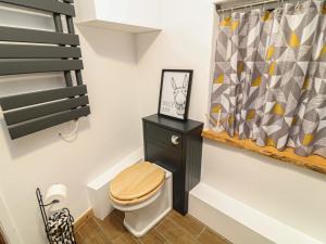 een badkamer met een toilet en een plank bij 1 Nottingham Road in Southwell