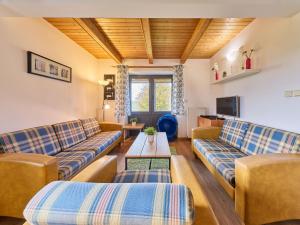 ein Wohnzimmer mit Sofas und einem Tisch in der Unterkunft Holiday Home Holiday Hill 58 by Interhome in Lauterwasser