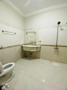 une salle de bains avec toilettes et lavabo dans l'établissement Seaview Luxury Hotel, à Karachi