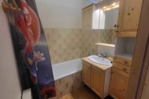 Ένα μπάνιο στο Charming apartment overlooking the valley +4 φωτογραφίες