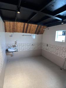 Una habitación vacía con un lavabo y una ventana. en A1 Tiger Resort, en Kolāra 39 fotos más