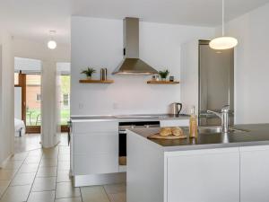 Η κουζίνα ή μικρή κουζίνα στο Apartment Allyson - 450m from the sea by Interhome