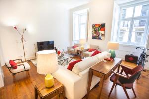 sala de estar con sofá blanco y mesa en Historical City Center Apartment, en Lisboa