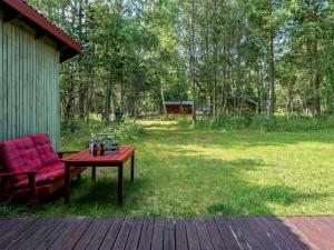 ein roter Stuhl und ein Tisch auf einer Terrasse in der Unterkunft Holiday Home Elfrieda - 1-6km from the sea by Interhome in Læsø + 17 Fotos