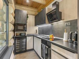 Η κουζίνα ή μικρή κουζίνα στο Chalet KuŘíp by Interhome