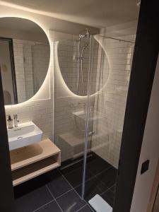 Ένα μπάνιο στο Bergmann's-Das Hotel +7 φωτογραφίες