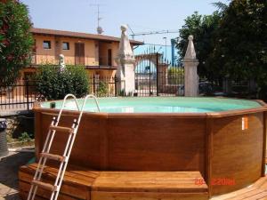 une échelle posée sur un jacuzzi dans l'établissement Appartasmento Ficus, à bedizzol