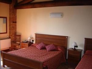 - une chambre avec un grand lit et des oreillers violets dans l'établissement Appartasmento Ficus, à bedizzol