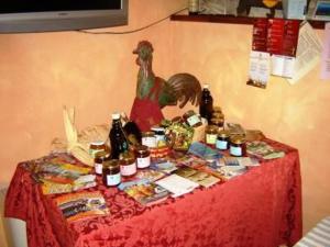 une table avec une table avec un poulet dessus dans l'établissement Appartasmento Ficus, à bedizzol 13 autres photos